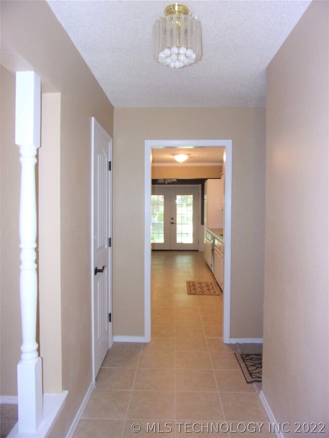 1209 N Miller Dr, Claremore, OK 74017 - photo 3