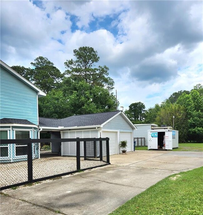 Fenced property, rt side