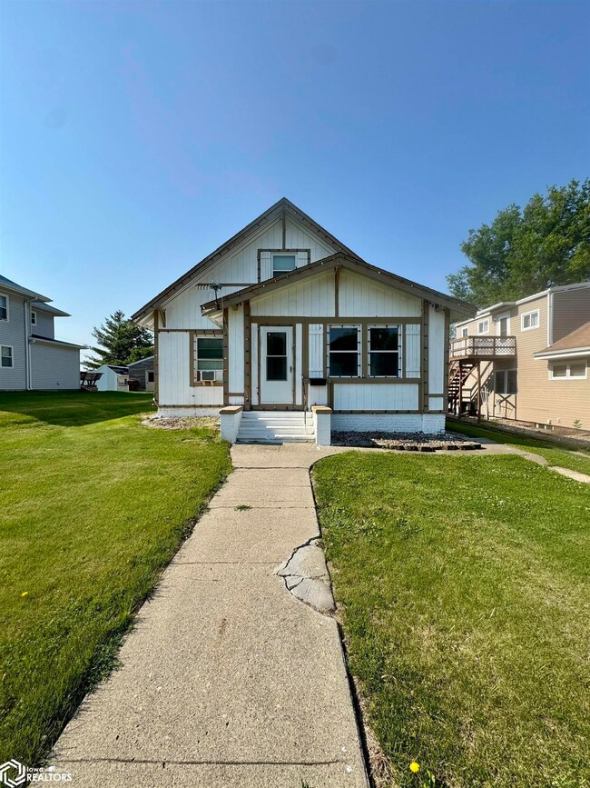 607 S Division St, Audubon, IA 50025 - photo 2