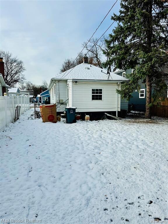 23084 Berdeno Ave, Hazel Park, MI 48030 - photo 2