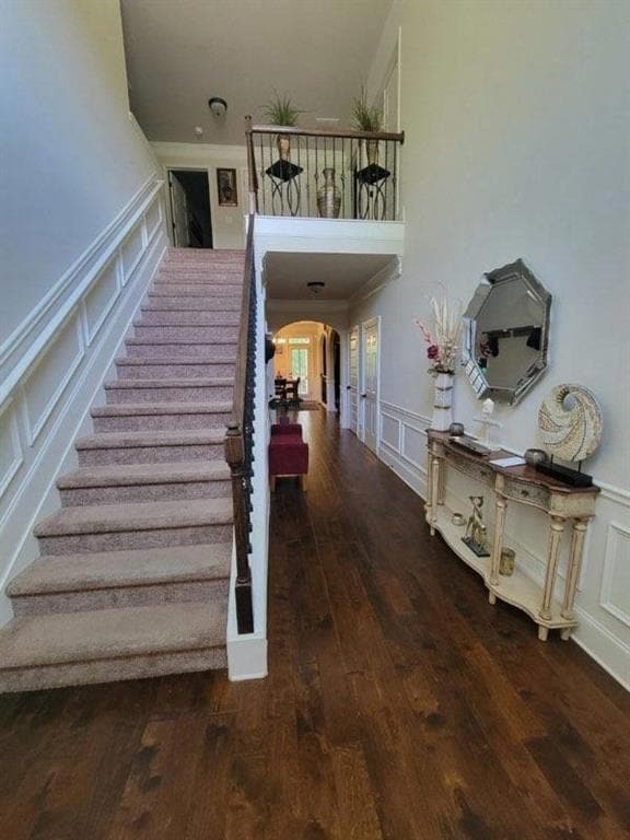 Stairs with a decorative wall, arched walkways, ha