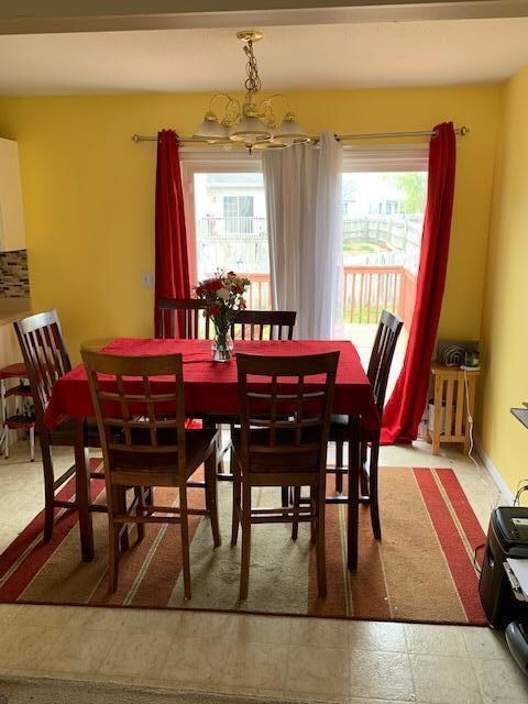 Eat-in kitchen