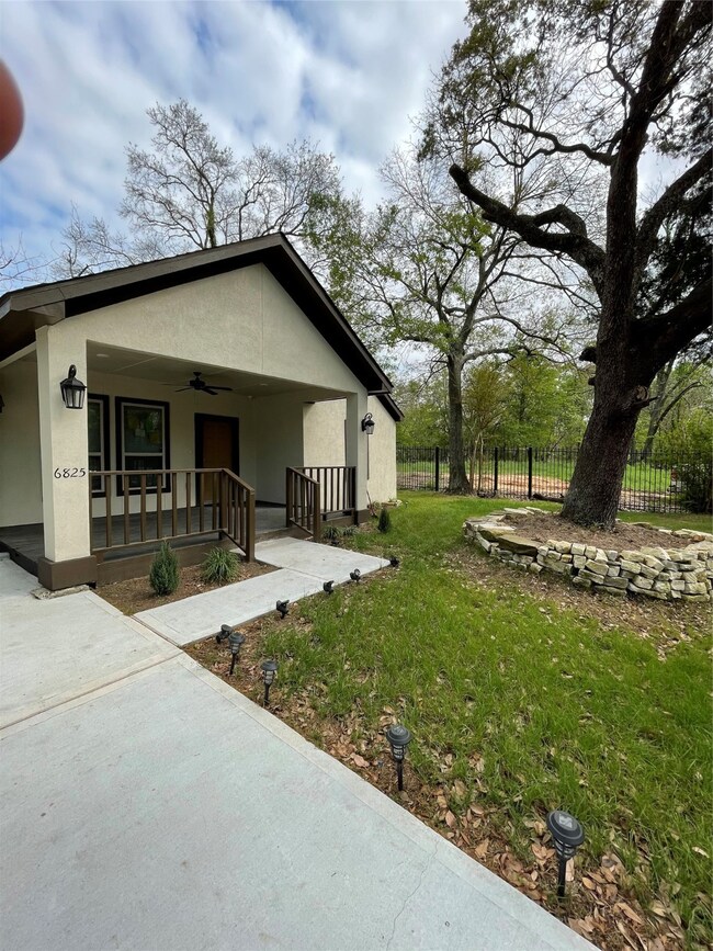6825 Sherwood Dr, Houston, TX 77021 - photo 2