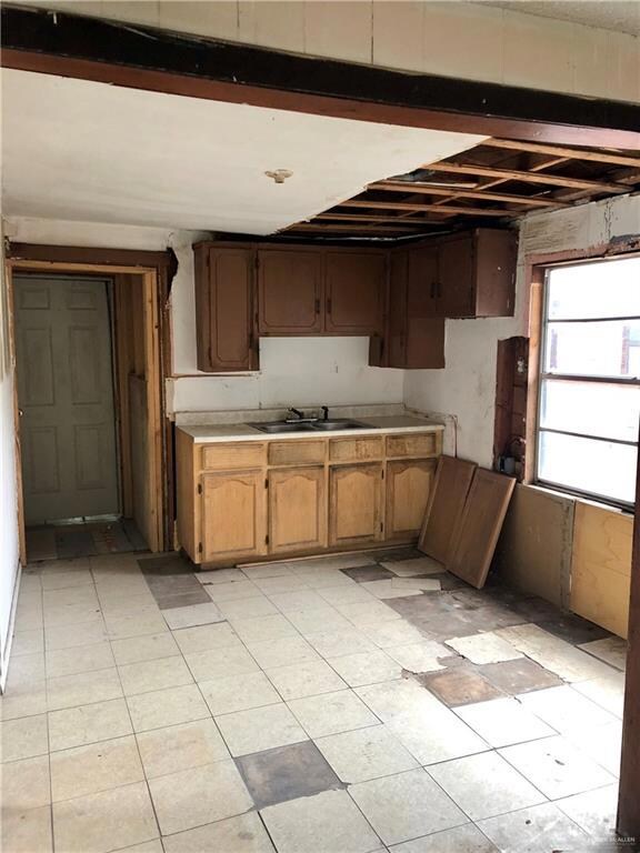 215 E Wright Ave, Pharr, TX 78577 - photo 2