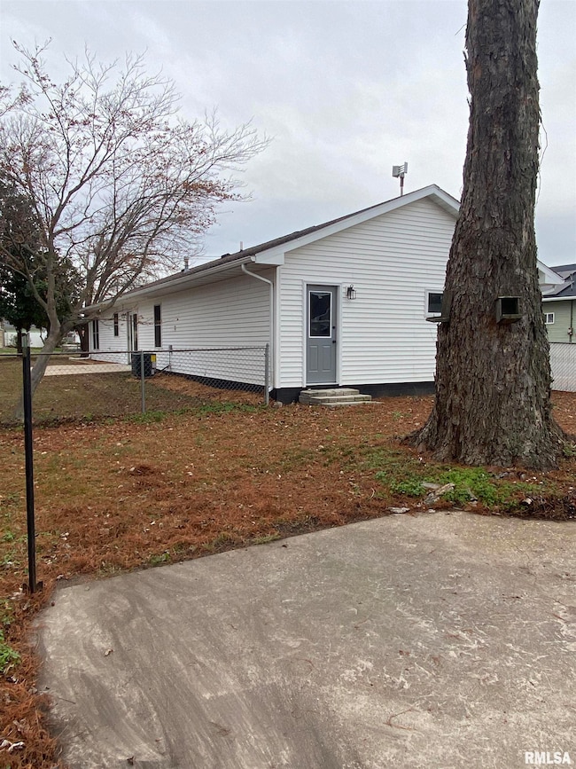 210 N State St, Christopher, IL 62822 - photo 3