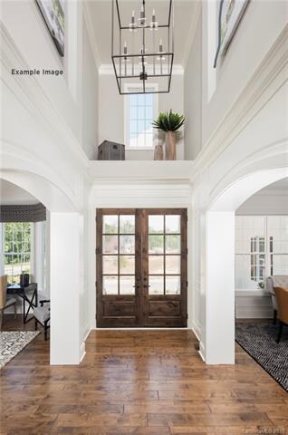 Welcoming 2 story foyer