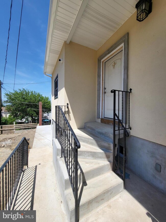 430 N 13th St unit 1ST FLOOR, Reading, PA 19604 - photo 2