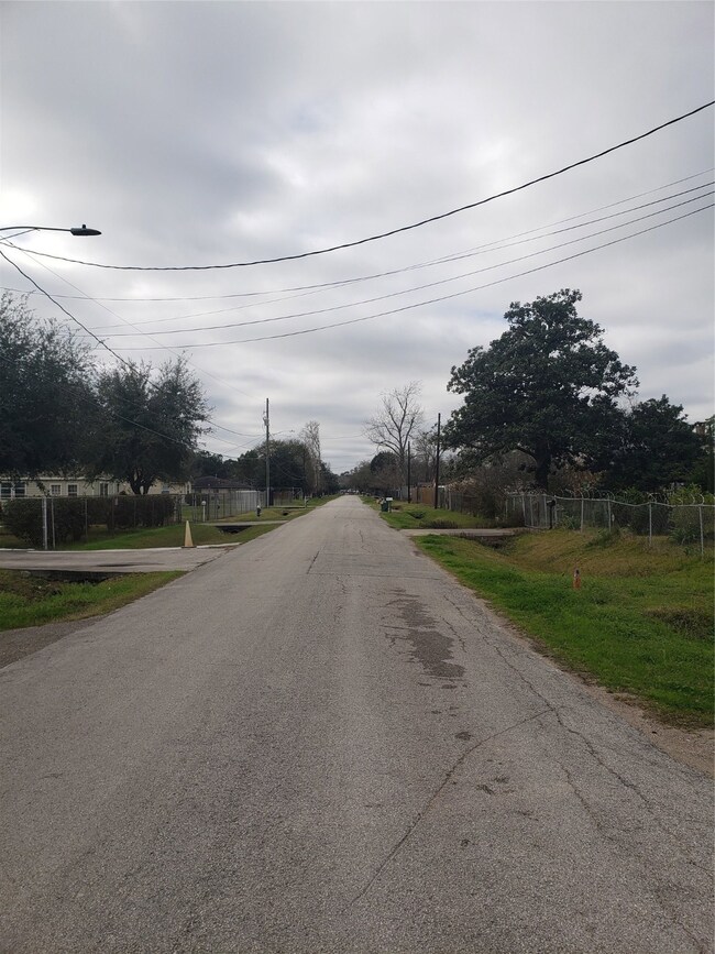 7442 Finch St, Houston, TX 77028 - photo 5