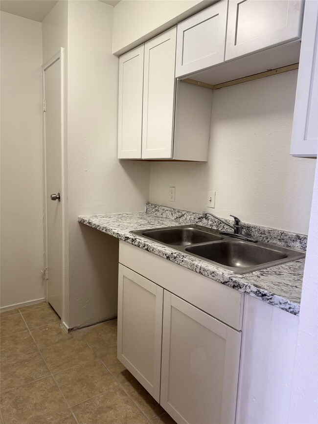 12500 Sandpiper Dr unit 212, Houston, TX 77035 - photo 4