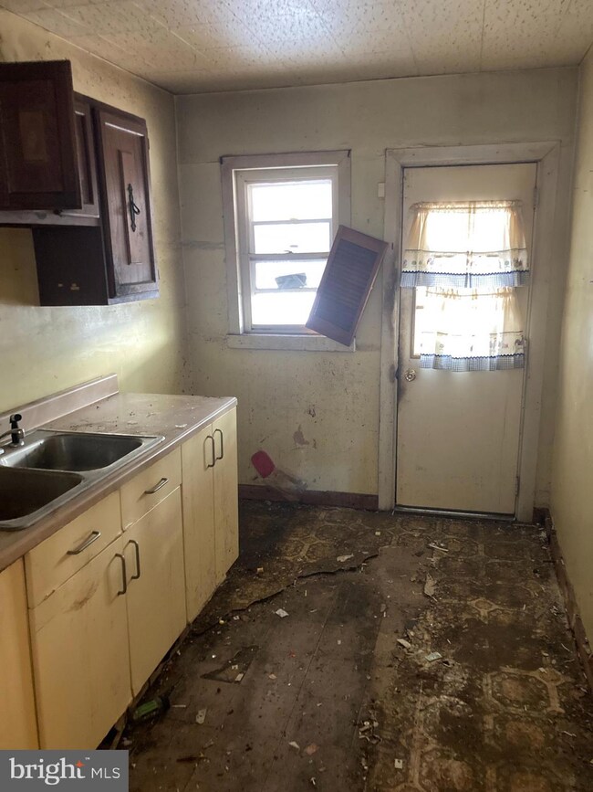 1065 Church St, Brooklyn, MD 21225 - photo 4