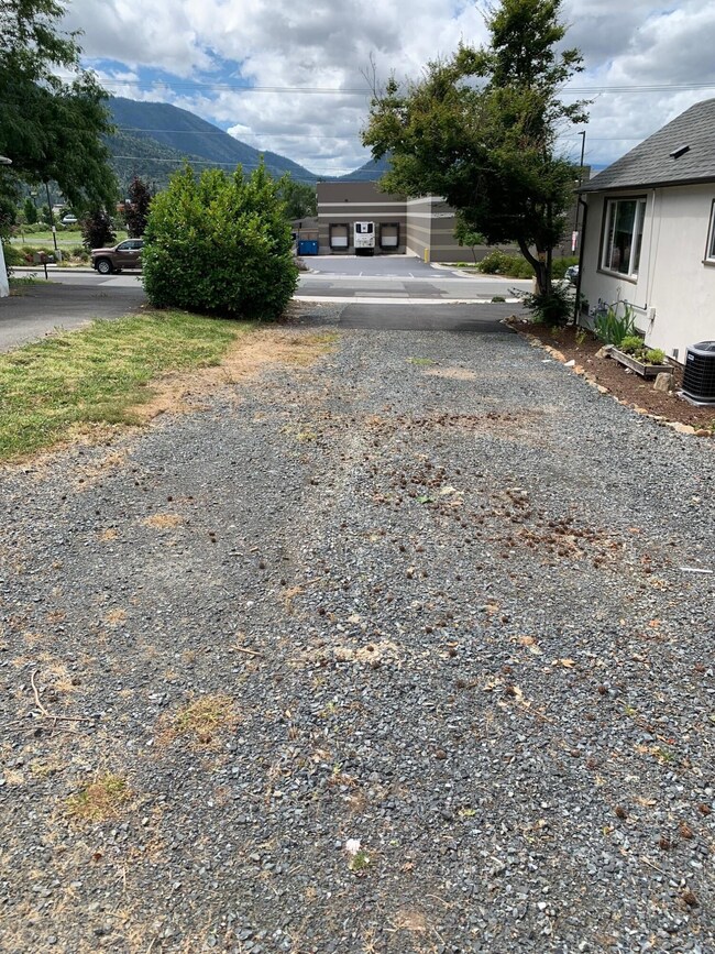 2060 NE Fairview Ave, Grants Pass, OR 97526 - photo 6