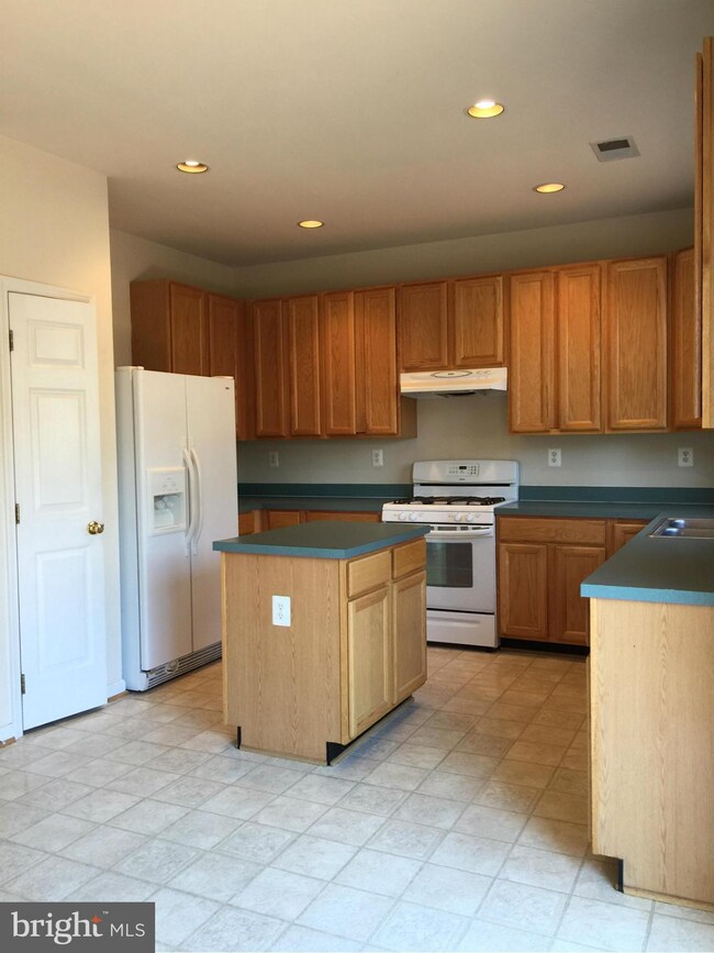 2581 James Madison Cir, Herndon, VA 20171 - photo 3