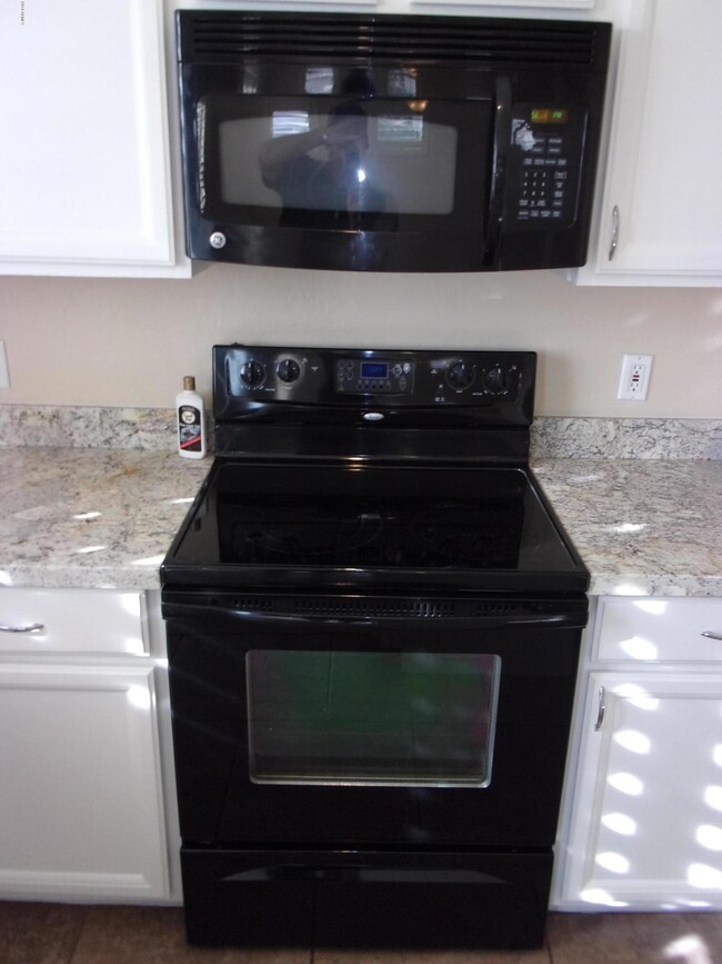 BLACK MICROWAVE & STOVE