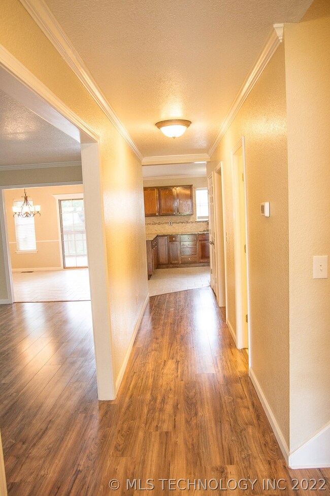 4012 S Narcissus Ave, Broken Arrow, OK 74011 - photo 2