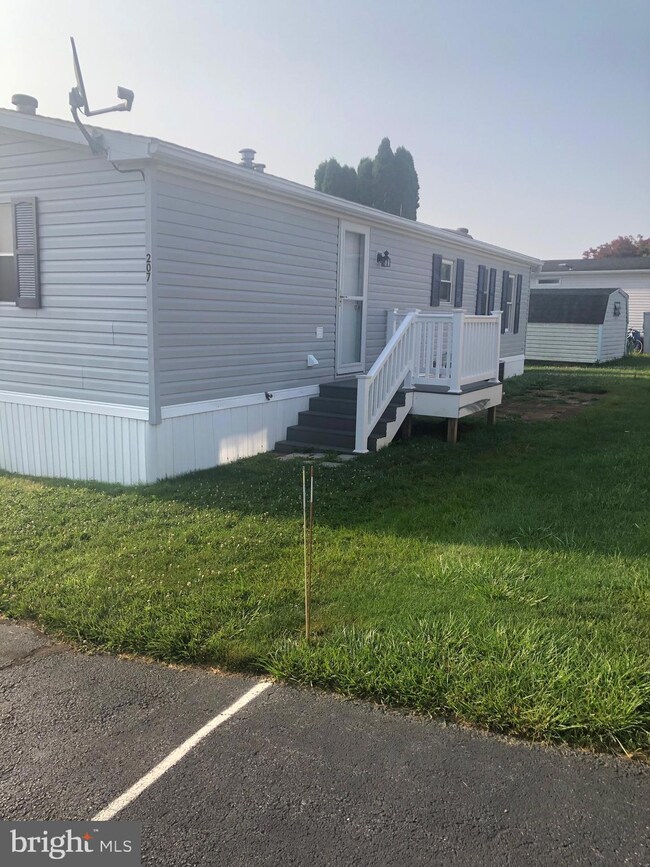 207 Clearfield Ct W, Lancaster, PA 17603 - photo 2