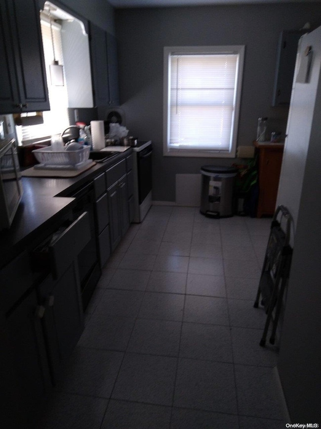 32 Cliff Ln, Levittown, NY 11756 - photo 2