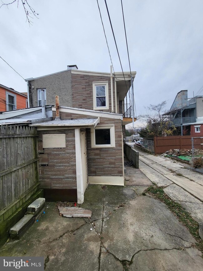 939 Locust St, Reading, PA 19604 - photo 5