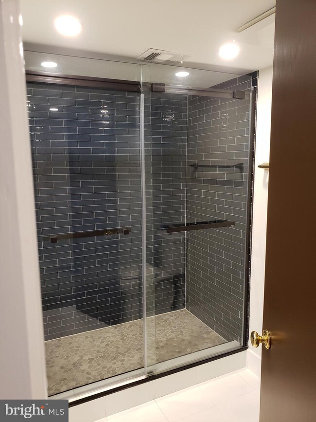 1329 Buttermilk Ln, Reston, VA 20190 - photo 6