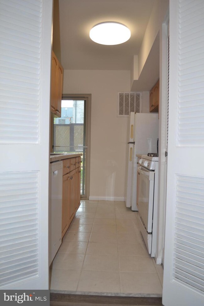 2302 Greenery Ln unit 102, Silver Spring, MD 20906 - photo 7