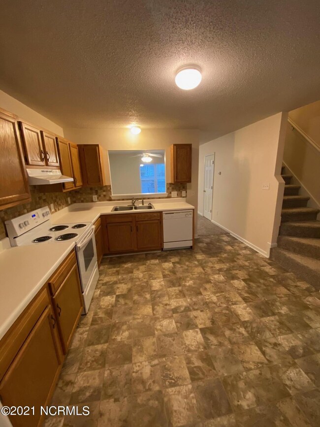 350 Bracken Place, Jacksonville, NC 28540 - photo 7