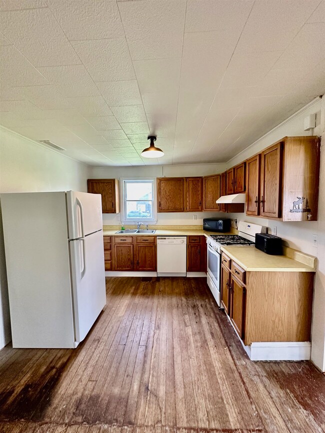 410 Gale St, Canaan, VT 05902 - photo 6