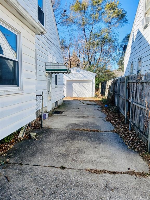 21465 Syracuse Ave, Warren, MI 48091 - photo 2