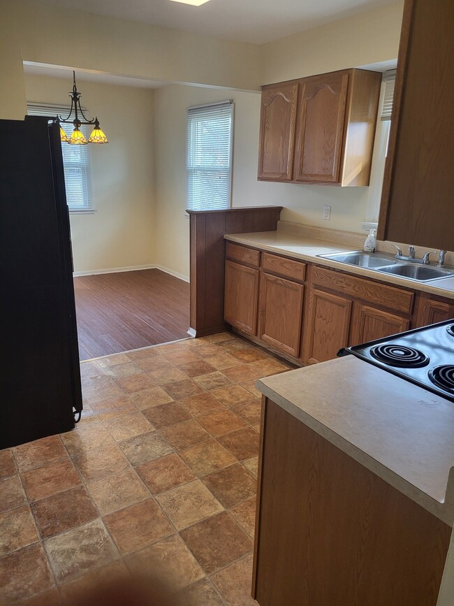 637 Poplar St, Plainfield, IN 46168 - photo 2