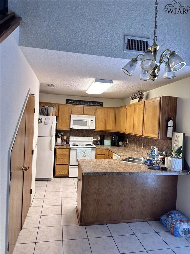 1723 Cimarron Trail unit 9C, Wichita Falls, TX 76306 - photo 4