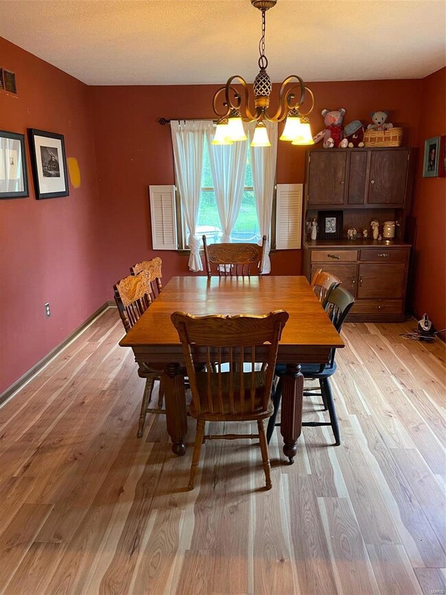 2015 Greenbrier Dr, Collinsville, IL 62234 - photo 5