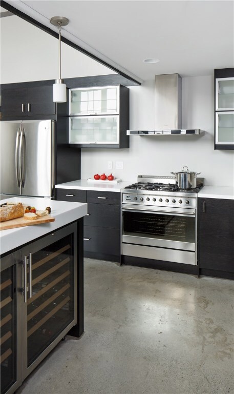 6 burner stove and multiple wine coolers, easy spa
