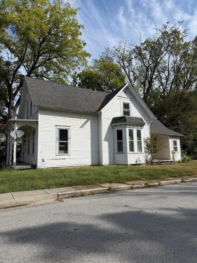 903 Vine St, Davenport, IA 52804 - photo 2