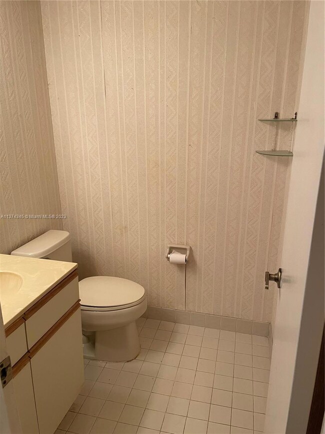 1504 W Harmony Lake Cir, Davie, FL 33324 - photo 2