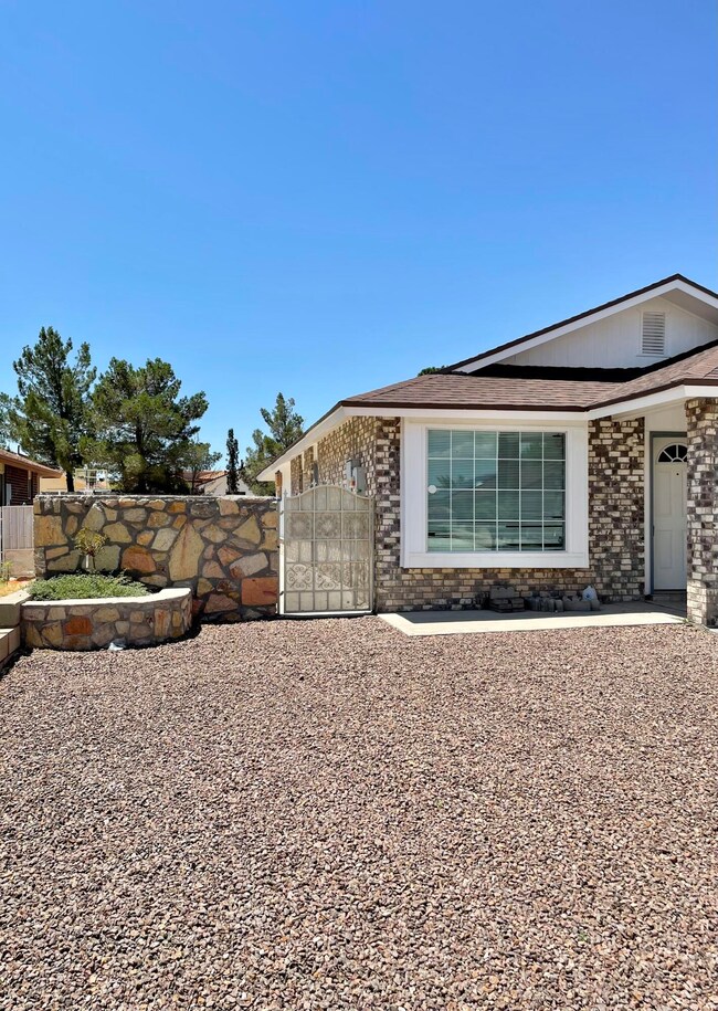 14260 Desert Fire Ct, Horizon City, TX 79928 - photo 2