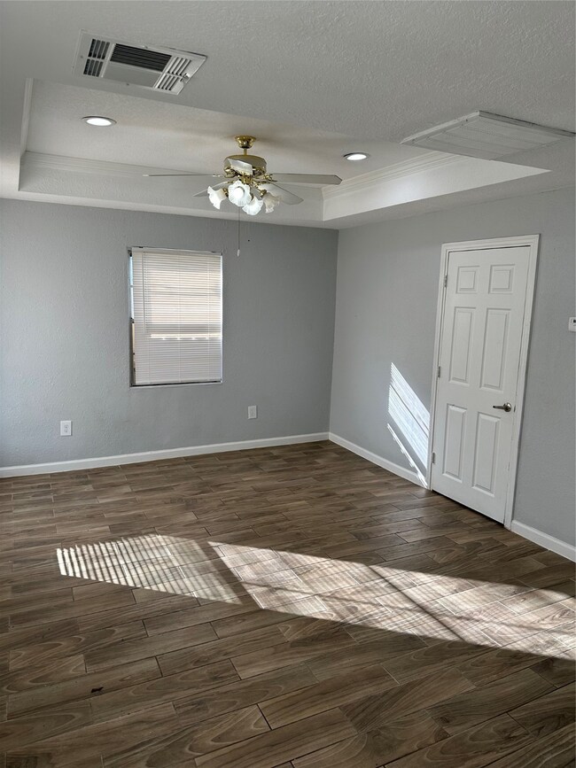 69 1/2 Neyland St, Houston, TX 77022 - photo 3