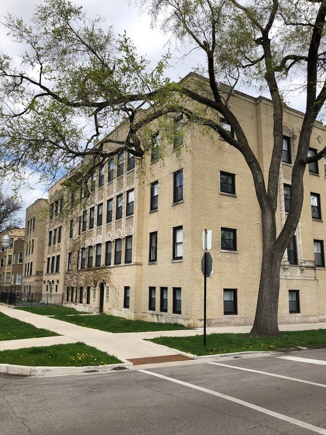 6101 N Washtenaw Ave unit B2, Chicago, IL 60659 - photo 2