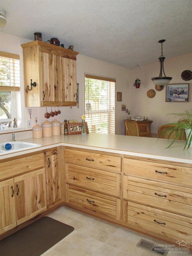 1700 NW Helmholtz Way, Redmond, OR 97756 - photo 7