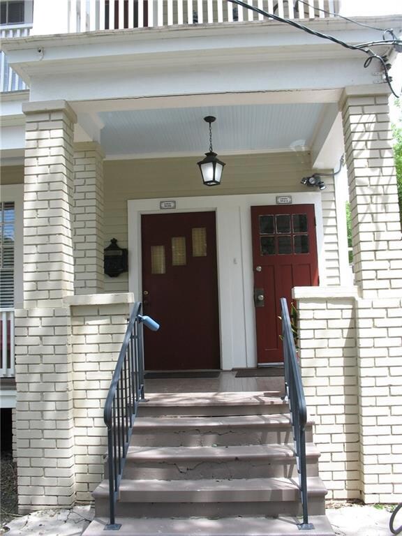 1523 UNIT - DOOR ON THE RIGHT LEADS UP TO THE UPST