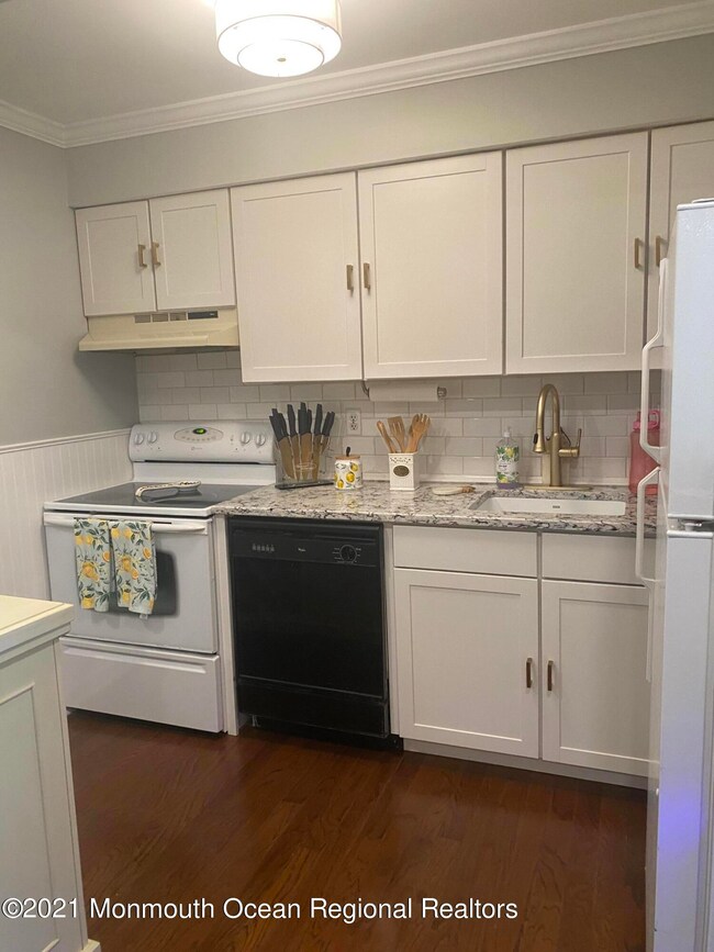 Yacht Harbor unit b1 winter, Sea Bright, NJ 07760 - photo 5