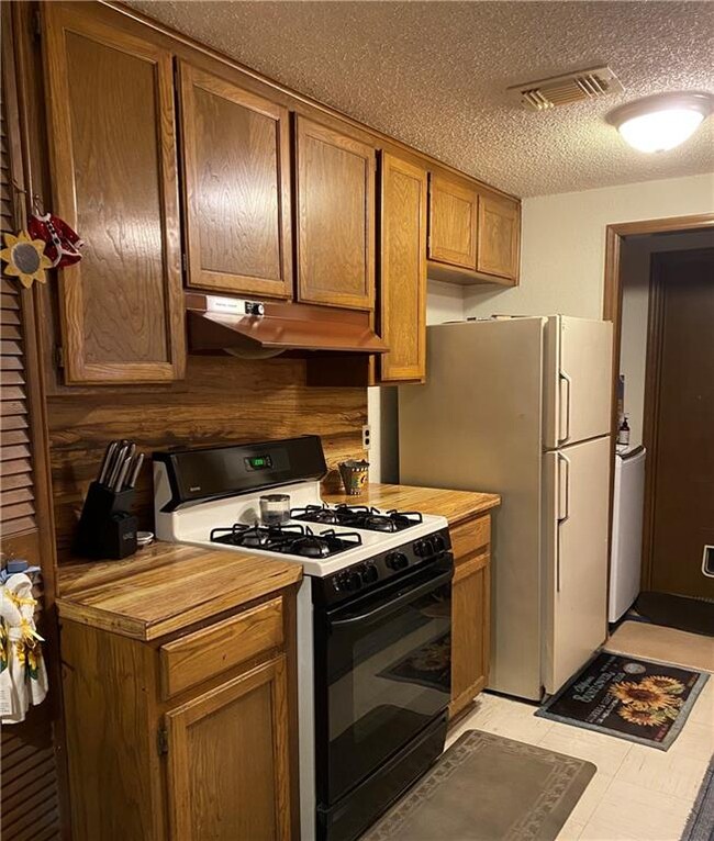 814 Swan Lake Rd, Edmond, OK 73003 - photo 4