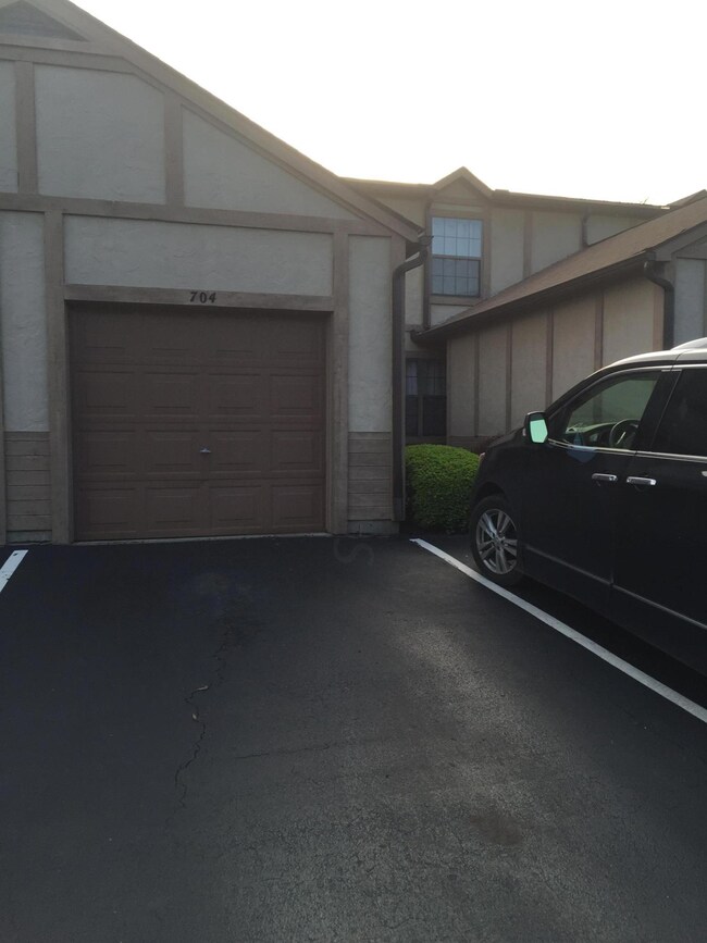 GARAGE/PARKING
