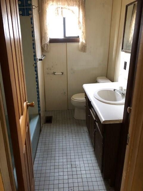 LOWER APT BATHROOM