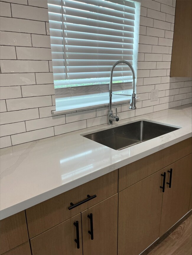 Subway title with under mount sink