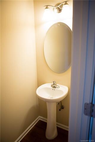 Main level 1/2 bath