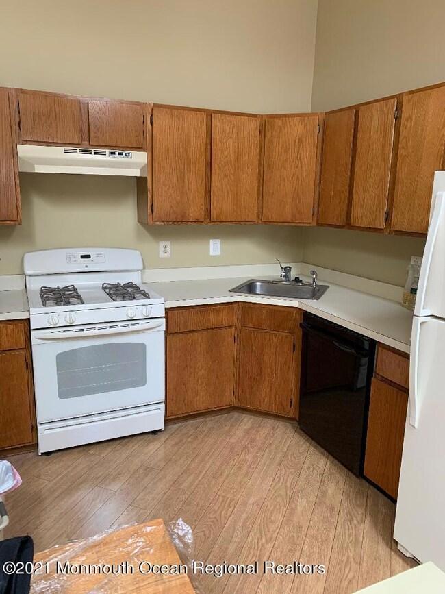 38 Players Cir, Tinton Falls, NJ 07724 - photo 2