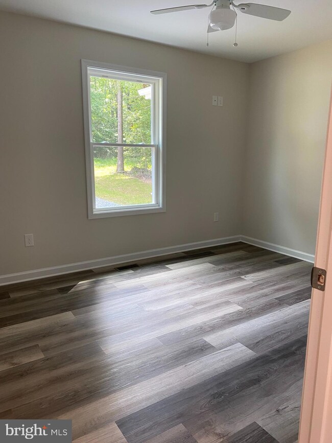 862 Lakeview Dr, Colonial Beach, VA 22443 - photo 6