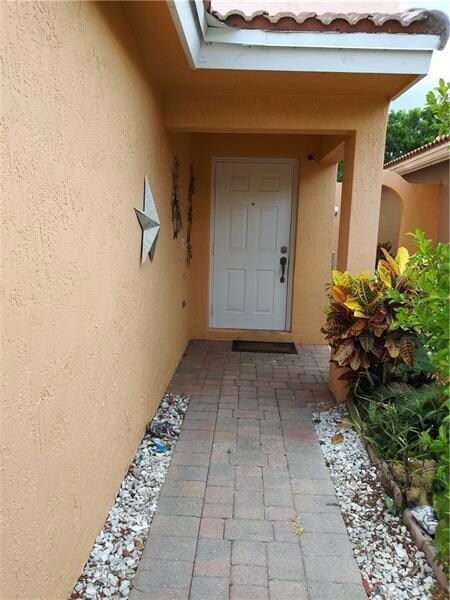 3297 Commodore Entryway