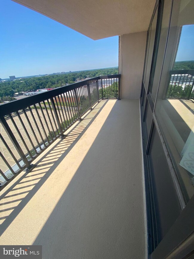 Skyline House unit 1314, Baileys Crossroads, VA 22041 - photo 2