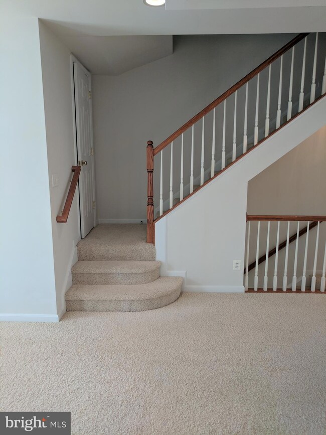 8901 Singleleaf Cir, Lorton, VA 22079 - photo 7