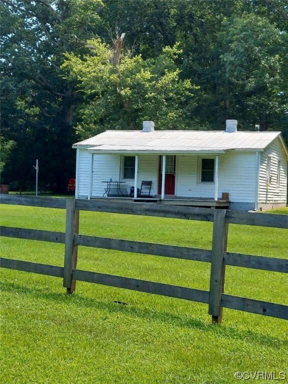 View of front of property featuring a front lawn
