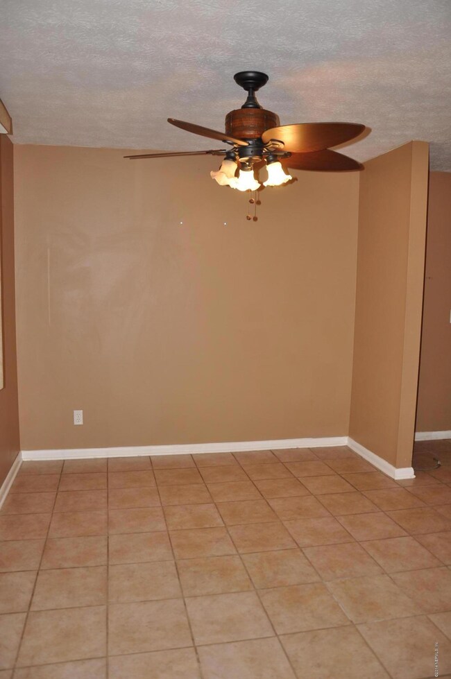 2610 Lourdes Dr W, Jacksonville, FL 32210 - photo 3